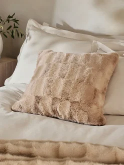Kussentjes En Plaids|Kussentjes En Plaids*Next Kussen van imitatiebont met textuur en ruit Natuurlijk