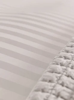 Laura Ashley|Merkbeddengoed|Laura Ashley 100% katoensatijn 400 draads Shalford dekbedovertrek- en kussensloopset Crème