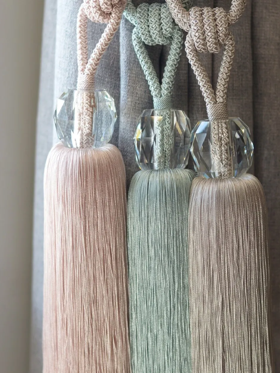 Gordijnroedes En -Accessoires|Laura Ashley Loren glazen embrasse met kwastjes Duifgrijs