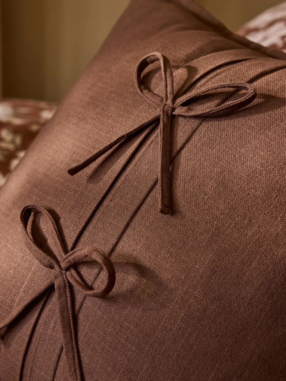 Laura Ashley*Laura Ashley Sasha Bow Cushion Chocoladebruin