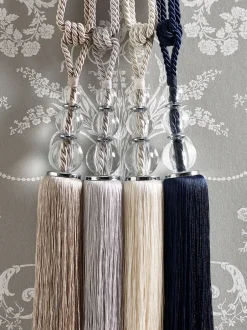 Gordijnroedes En -Accessoires|Laura Ashley Selby hars gordijn met kwastjes en strik aan de achterkant