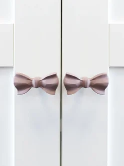 Laura Ashley*Laura Ashley Set of 2 Aluminum Bow Drawer Knobs Donkerrozenroze