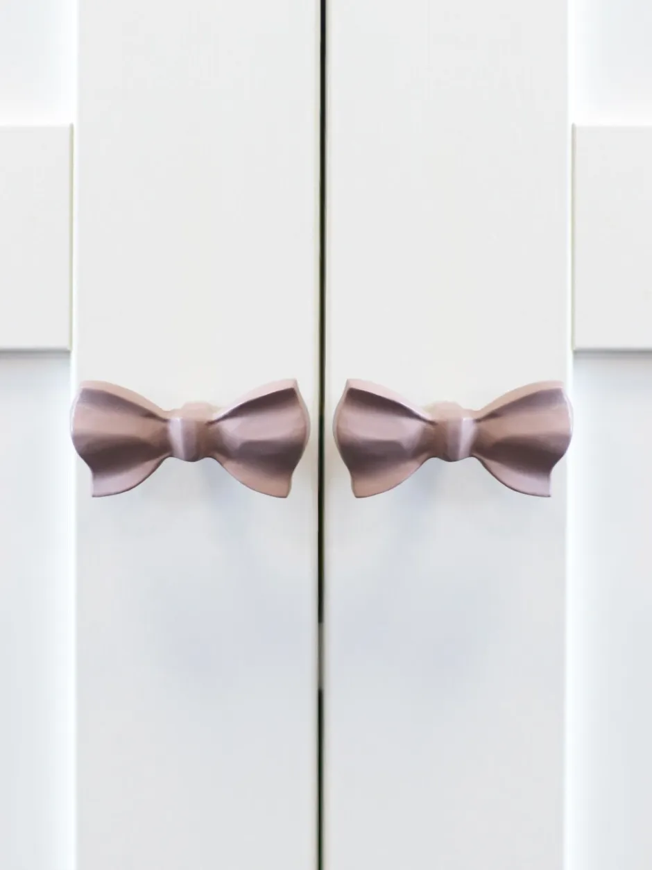 Laura Ashley*Laura Ashley Set of 2 Aluminum Bow Drawer Knobs Donkerrozenroze