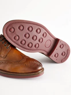 Schoenen|Formele Schoenen|Next - Standaard pasvorm - Leren brogues met contrasterende dikke zool Lichtbruin