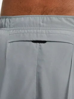 Shorts*Nike Lichtgrijs - Dri-FIT Challenger 5 Inch hardloopshorts met slipvoering