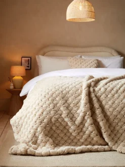 Kussentjes En Plaids|Kussentjes En Plaids|Next Luna Bedloper met geschulpt pluche imitatiebont Ivoor