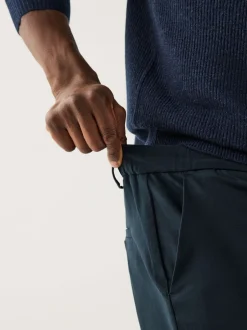 Broeken En Chino's*Next - Aansluitend - Slim-fit katoenen TENCEL™ lyocell blend chino's met comfortabele tailleband. Marineblauw