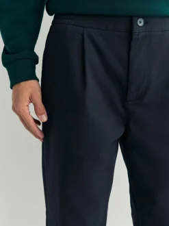 Broeken En Chino's*Next - Standaard toelopende pasvorm - Pleated Stretch Chinos Trousers With Elasticated Waist Marineblauw