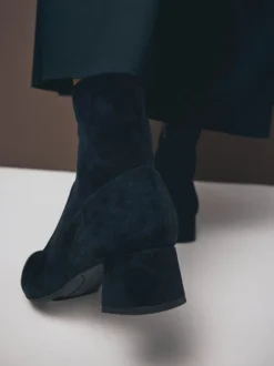 Ruimvallend En Extraruimvallend|Boots|Next - Motionflex Sokkenlaarzen met Blokhak Marineblauw suède