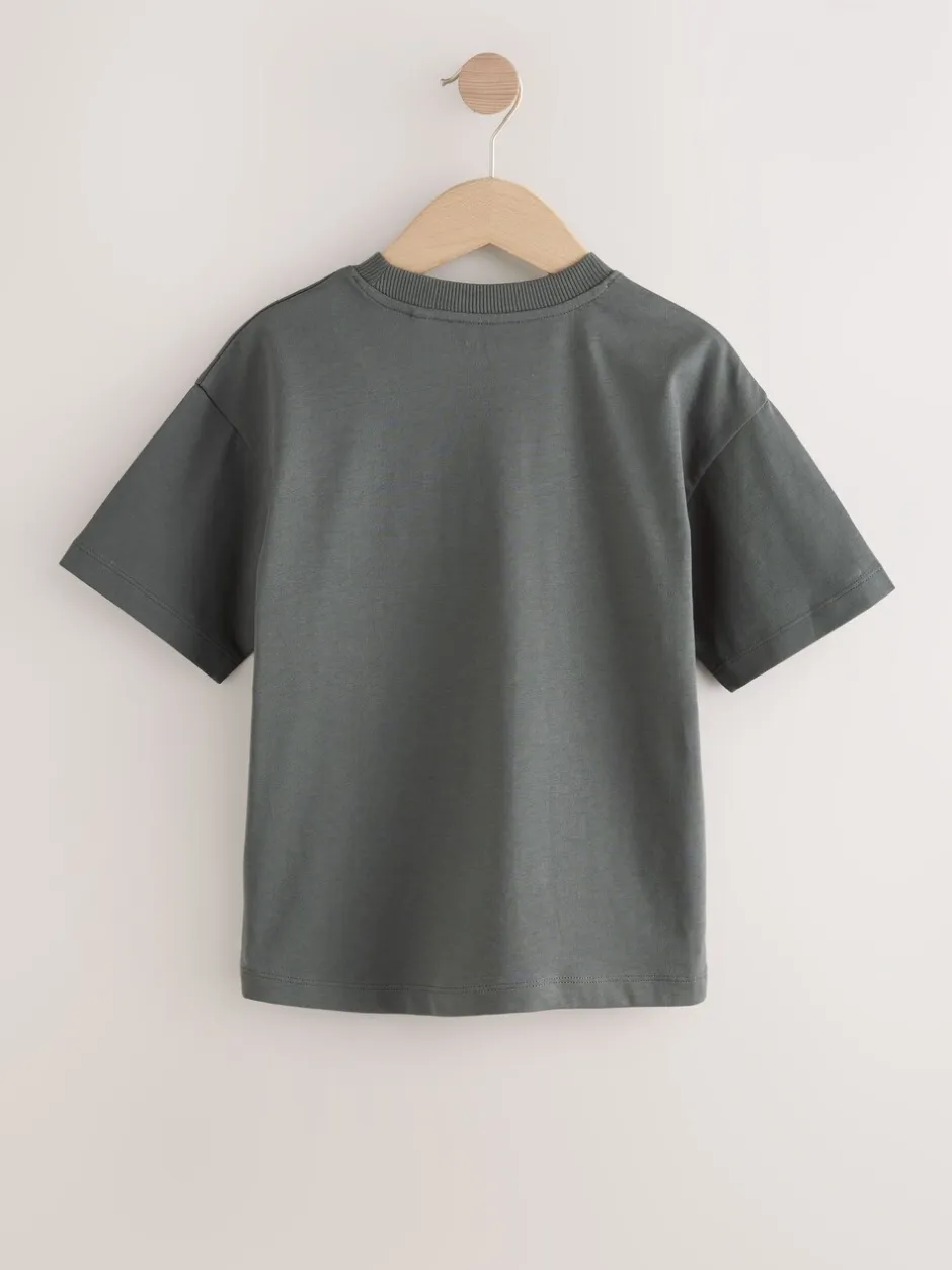 T-Shirts|Tops*Next - Short Sleeve Logo Chest Graphic T-Shirts 4 Pack (3-16yrs) Marineblauw/grijs/paarsrood