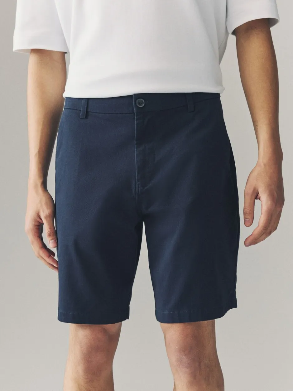 Shorts*Next - Ruimvallende pasvorm. - Set van 2 chinoshorts met stretch Marineblauw/kiezelkleurig