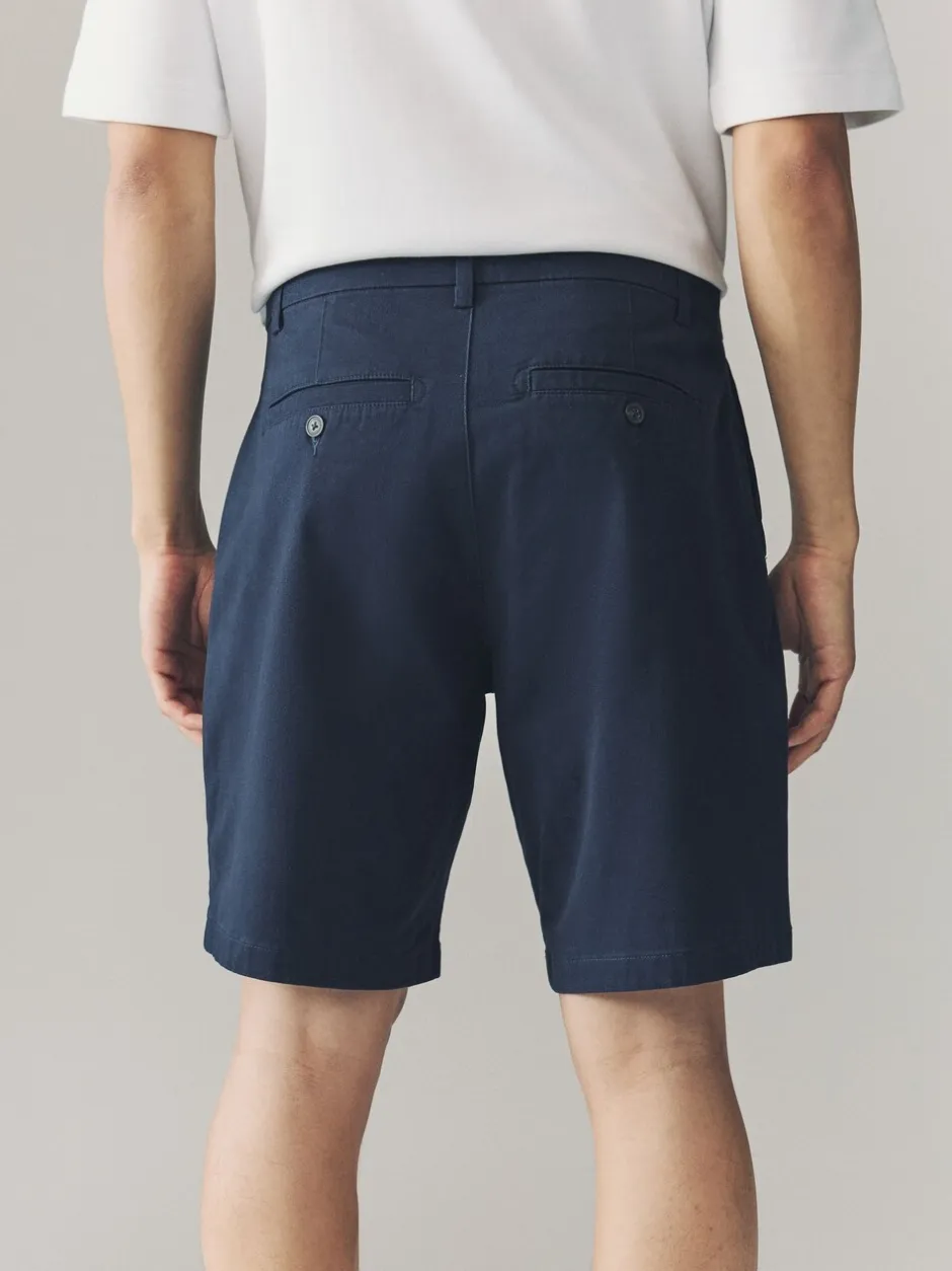 Shorts*Next - Ruimvallende pasvorm. - Set van 2 chinoshorts met stretch Marineblauw/kiezelkleurig
