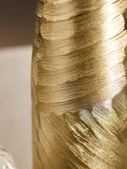 Vazen|Next Metalen vloervaas met textuur