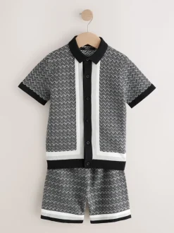 Sets En Outfits|Shorts|Next Monochroom - Set met gebreid poloshirt met knoopsluiting en short met geometrische print (3-16jr)