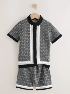 Sets En Outfits|Shorts|Next Monochroom - Set met gebreid poloshirt met knoopsluiting en short met geometrische print (3-16jr)