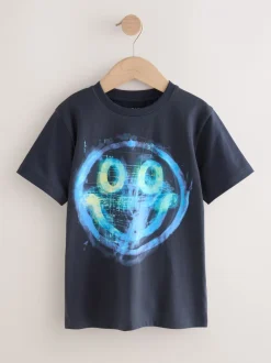 T-Shirts|Tops|Next Navy Digi Happy Face - T-shirt met normale pasvorm, korte mouwen en all-over print (3-16jr)