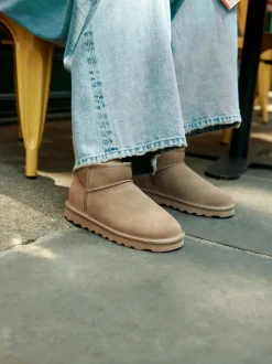 Ruimvallend En Extraruimvallend|Boots|Next - Waterafstotende enkellaarzen van imitatiebont Neutraal taupe suède