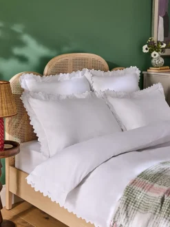 Beddenlakens En Kussenslopen*Nina Campbell Set of 2 Jester Scallop Spot 200 Thread Count Pillowcases Wit