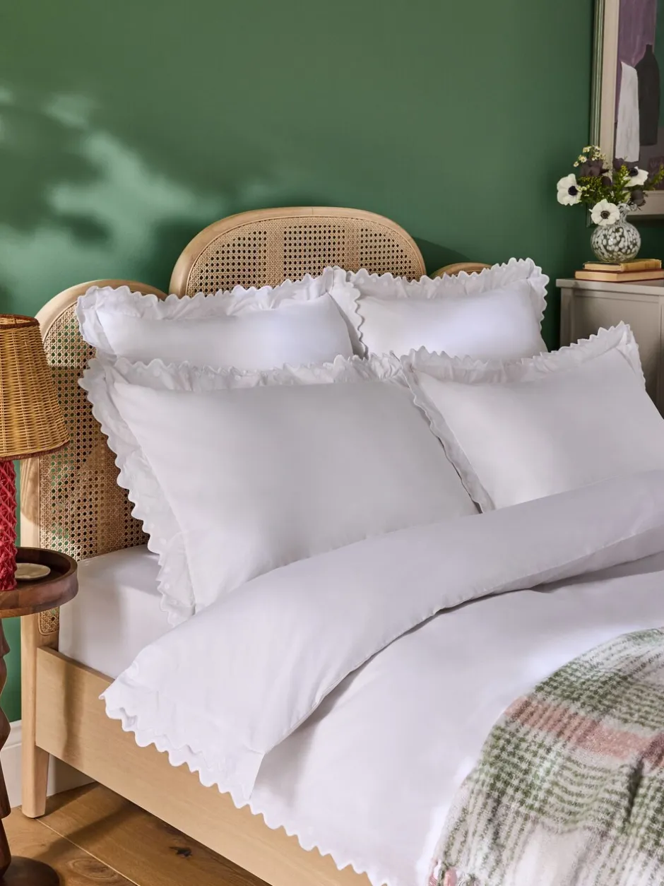 Beddenlakens En Kussenslopen*Nina Campbell Set of 2 Jester Scallop Spot 200 Thread Count Pillowcases Wit