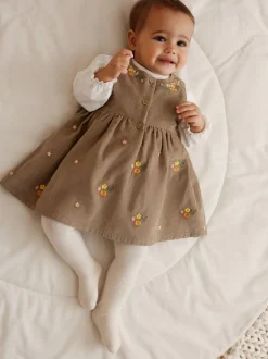 Jurken|Jurken*Next Olijfgroen geborduurd - Set van corduroy pinafore, bodysuit met lange mouwen en maillot voor baby's (0mnd-2jr)