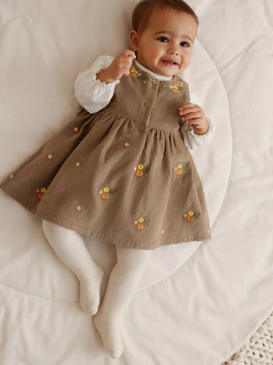 Jurken|Jurken*Next Olijfgroen geborduurd - Set van corduroy pinafore, bodysuit met lange mouwen en maillot voor baby's (0mnd-2jr)