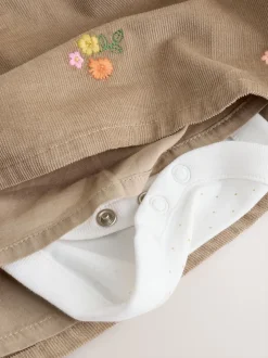 Jurken|Jurken*Next Olijfgroen geborduurd - Set van corduroy pinafore, bodysuit met lange mouwen en maillot voor baby's (0mnd-2jr)
