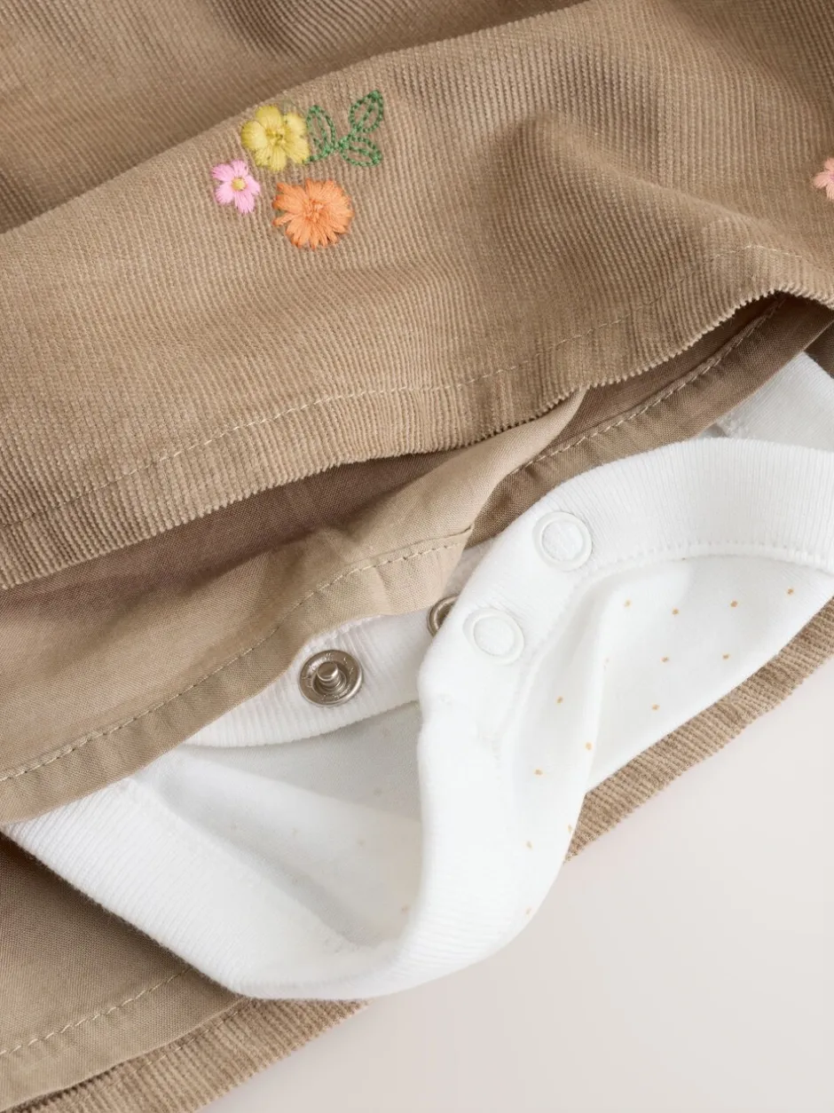 Jurken|Jurken*Next Olijfgroen geborduurd - Set van corduroy pinafore, bodysuit met lange mouwen en maillot voor baby's (0mnd-2jr)