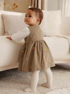 Jurken|Jurken*Next Olijfgroen geborduurd - Set van corduroy pinafore, bodysuit met lange mouwen en maillot voor baby's (0mnd-2jr)