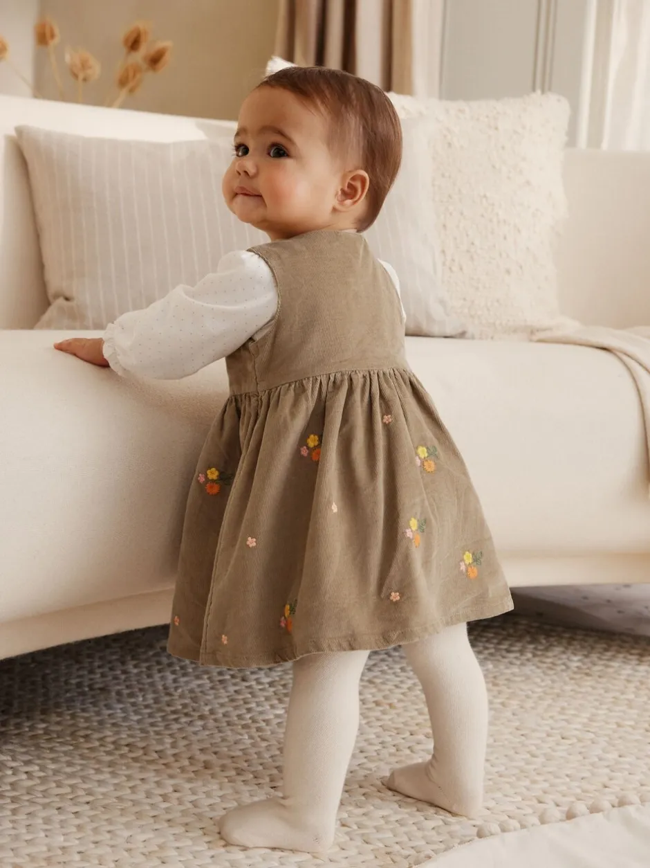 Jurken|Jurken*Next Olijfgroen geborduurd - Set van corduroy pinafore, bodysuit met lange mouwen en maillot voor baby's (0mnd-2jr)