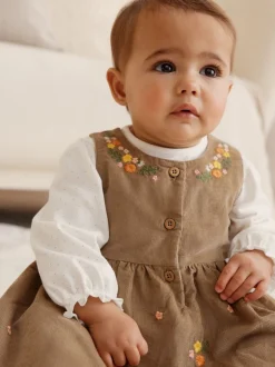 Jurken|Jurken*Next Olijfgroen geborduurd - Set van corduroy pinafore, bodysuit met lange mouwen en maillot voor baby's (0mnd-2jr)