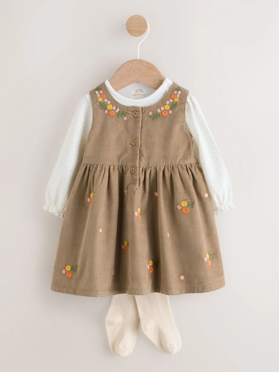 Jurken|Jurken*Next Olijfgroen geborduurd - Set van corduroy pinafore, bodysuit met lange mouwen en maillot voor baby's (0mnd-2jr)