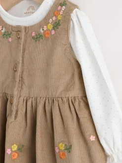 Jurken|Jurken*Next Olijfgroen geborduurd - Set van corduroy pinafore, bodysuit met lange mouwen en maillot voor baby's (0mnd-2jr)