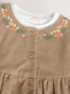 Jurken|Jurken*Next Olijfgroen geborduurd - Set van corduroy pinafore, bodysuit met lange mouwen en maillot voor baby's (0mnd-2jr)