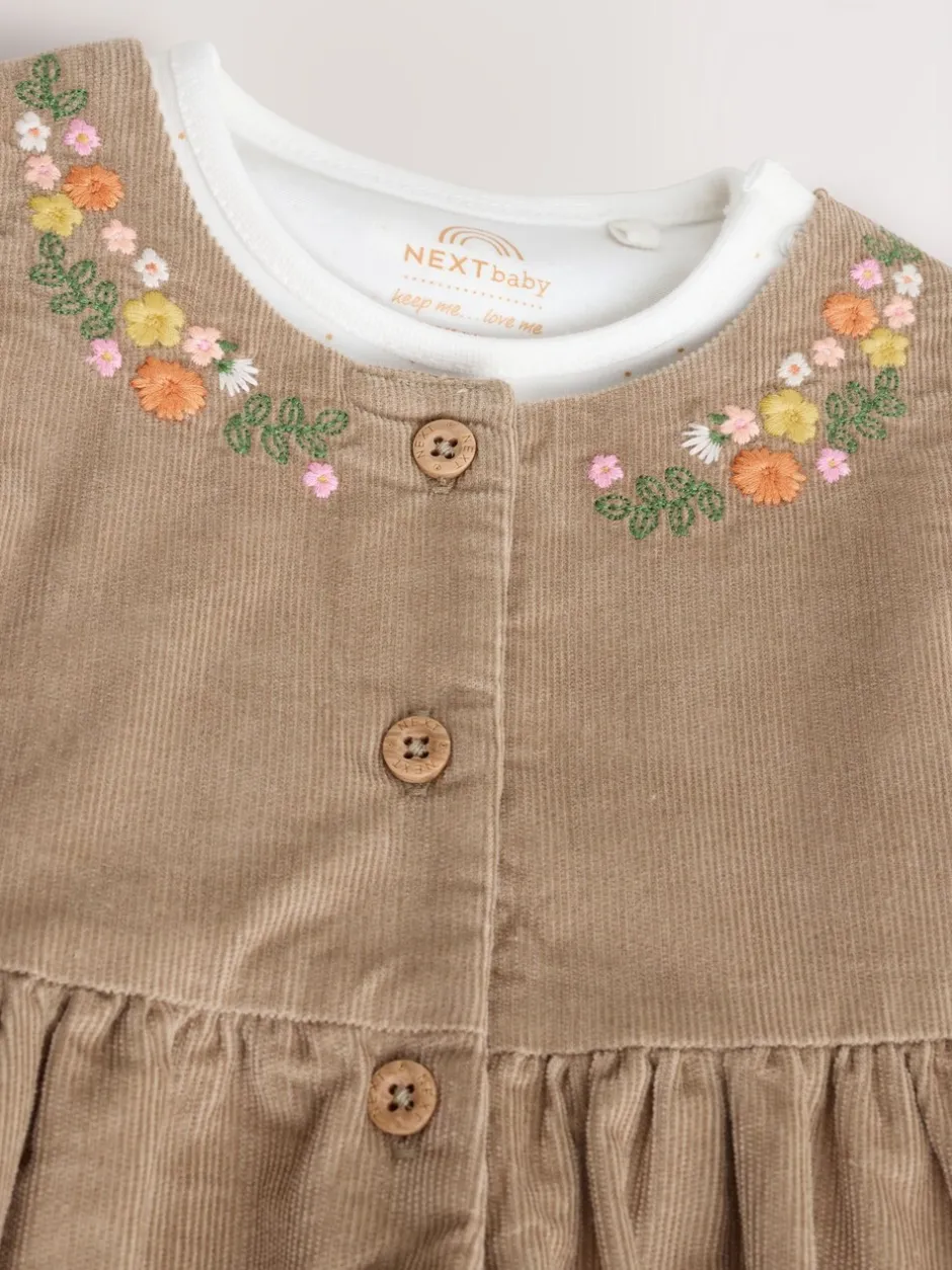 Jurken|Jurken*Next Olijfgroen geborduurd - Set van corduroy pinafore, bodysuit met lange mouwen en maillot voor baby's (0mnd-2jr)