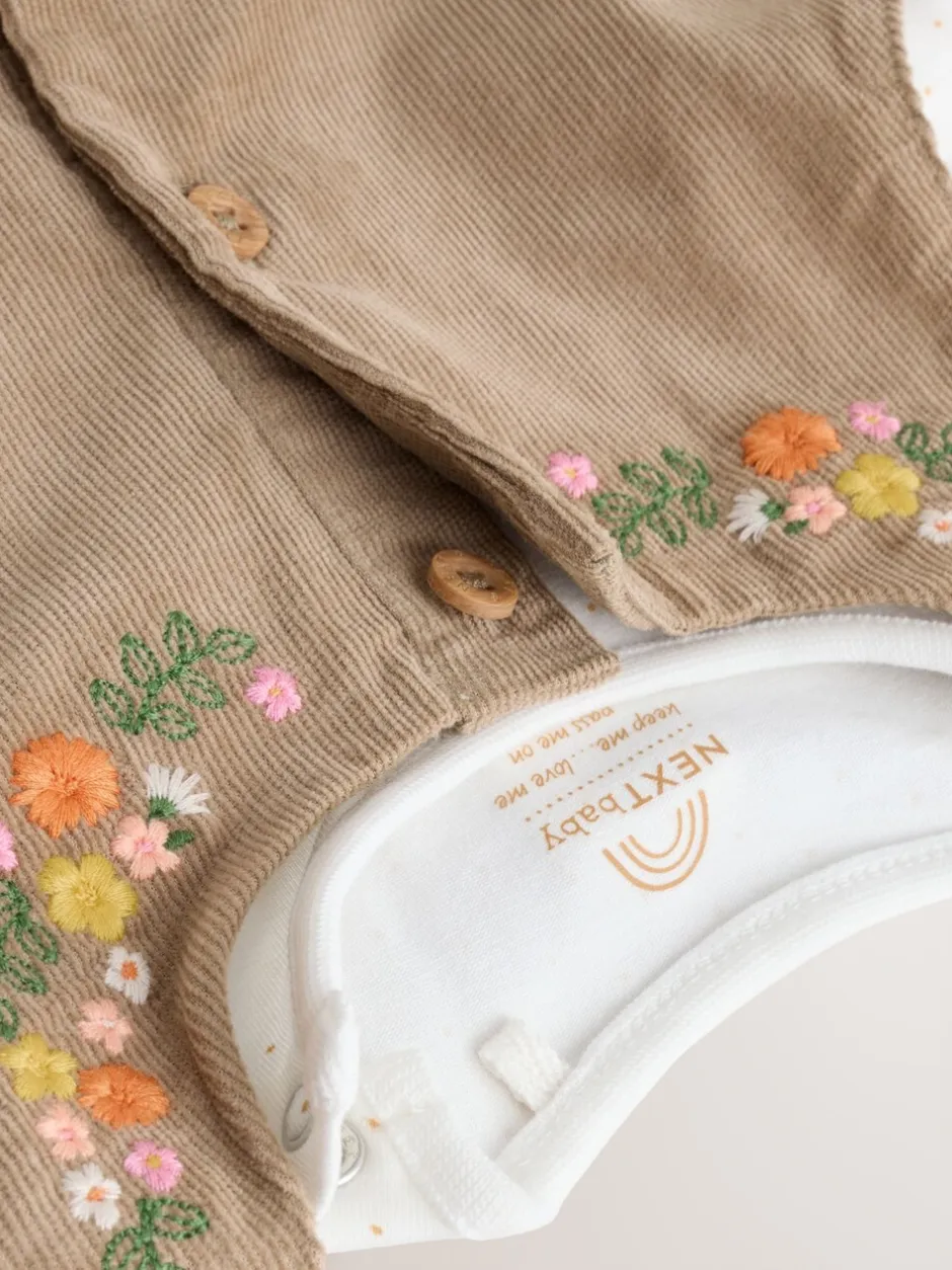 Jurken|Jurken*Next Olijfgroen geborduurd - Set van corduroy pinafore, bodysuit met lange mouwen en maillot voor baby's (0mnd-2jr)