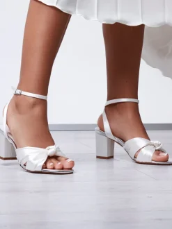 Ruimvallend En Extraruimvallend|Schoenen Met Hakken|Rainbow Club Thea ivoorkleurige satijnen bruidsandalen met brede pasvorm