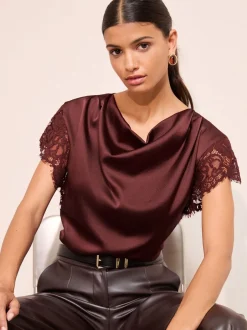 Blouses En Overhemden*Friends Like These - satijnen blouse met kanten detail en watervalhals Rood
