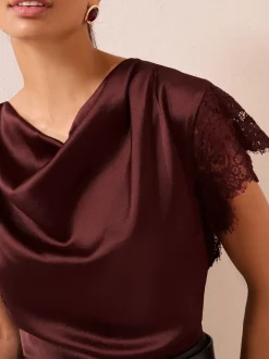 Blouses En Overhemden*Friends Like These - satijnen blouse met kanten detail en watervalhals Rood