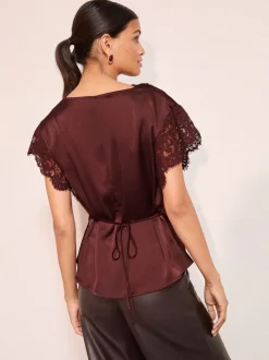 Blouses En Overhemden*Friends Like These - satijnen blouse met kanten detail en watervalhals Rood