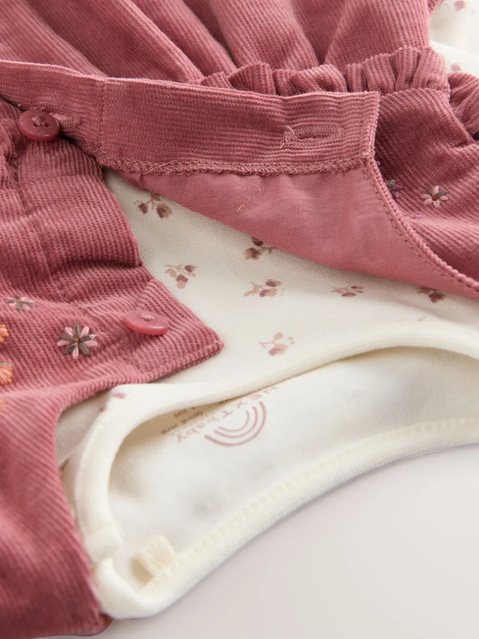 Jurken|Jurken*Next Roze met borduursel - Set van corduroy pinafore, bodysuit met lange mouwen en maillot voor baby's (0mnd-2jr)