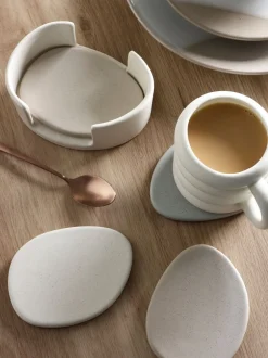 Tafellinnen En Placemats |Next Scandi keramische onderzetters in houder met kiezelmotief