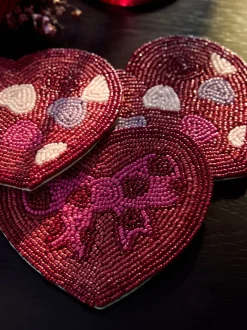 Tafellinnen En Placemats |Tafelgerei|Next Set of 4 Beaded Heart and Bow Coasters