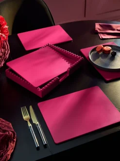 Tafellinnen En Placemats *Next Set of 4 Bobbin Wooden Placemats in Holder Cranberry-rood