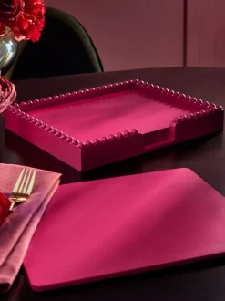 Tafellinnen En Placemats *Next Set of 4 Bobbin Wooden Placemats in Holder Cranberry-rood