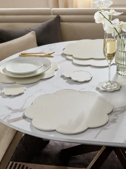 Tafellinnen En Placemats |Next Set of 4 Flower Faux Leather Placemats and Coasters Crème
