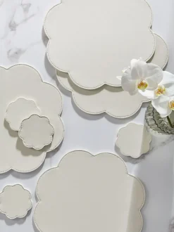 Tafellinnen En Placemats |Next Set of 4 Flower Faux Leather Placemats and Coasters Crème