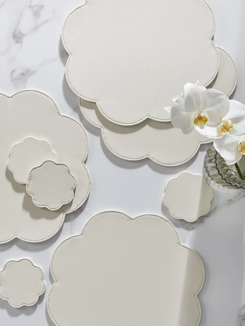 Tafellinnen En Placemats |Next Set of 4 Flower Faux Leather Placemats and Coasters Crème