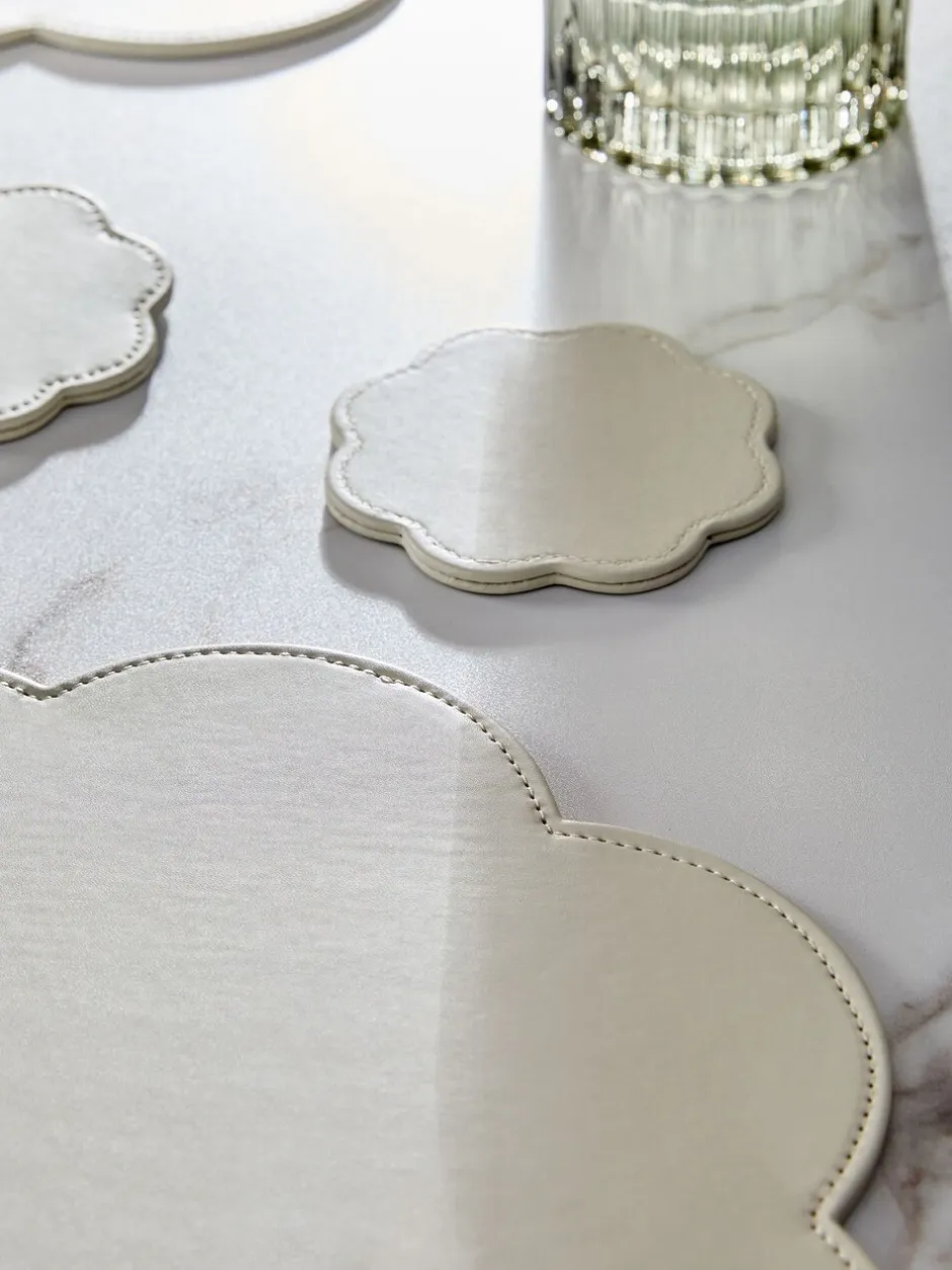 Tafellinnen En Placemats |Next Set of 4 Flower Faux Leather Placemats and Coasters Crème