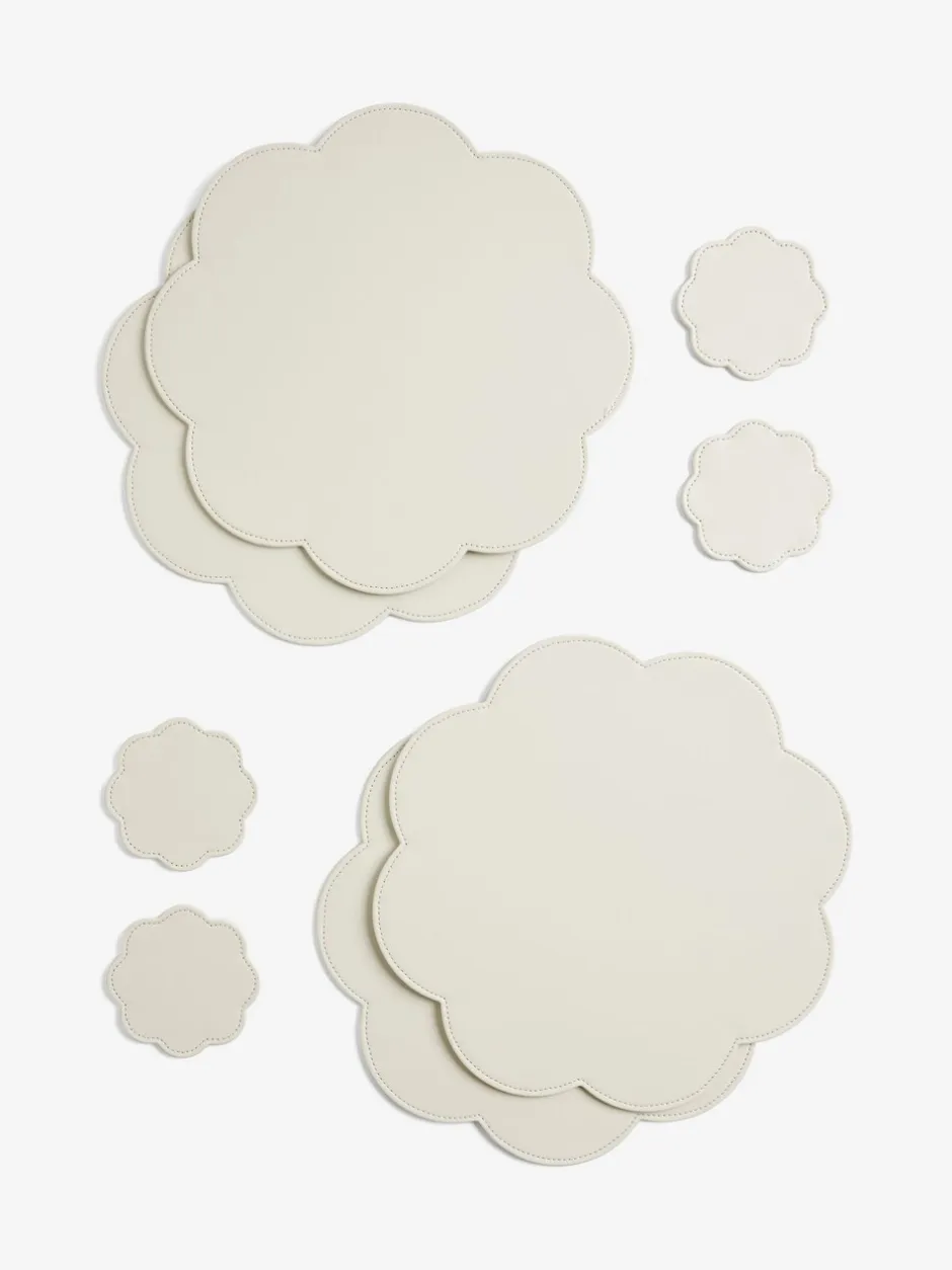 Tafellinnen En Placemats |Next Set of 4 Flower Faux Leather Placemats and Coasters Crème