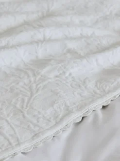 Kussentjes En Plaids|Kussentjes En Plaids|Shabby Chic by Rachel Ashwell® Textuur Bloemen Matelasse Bedloper Wit